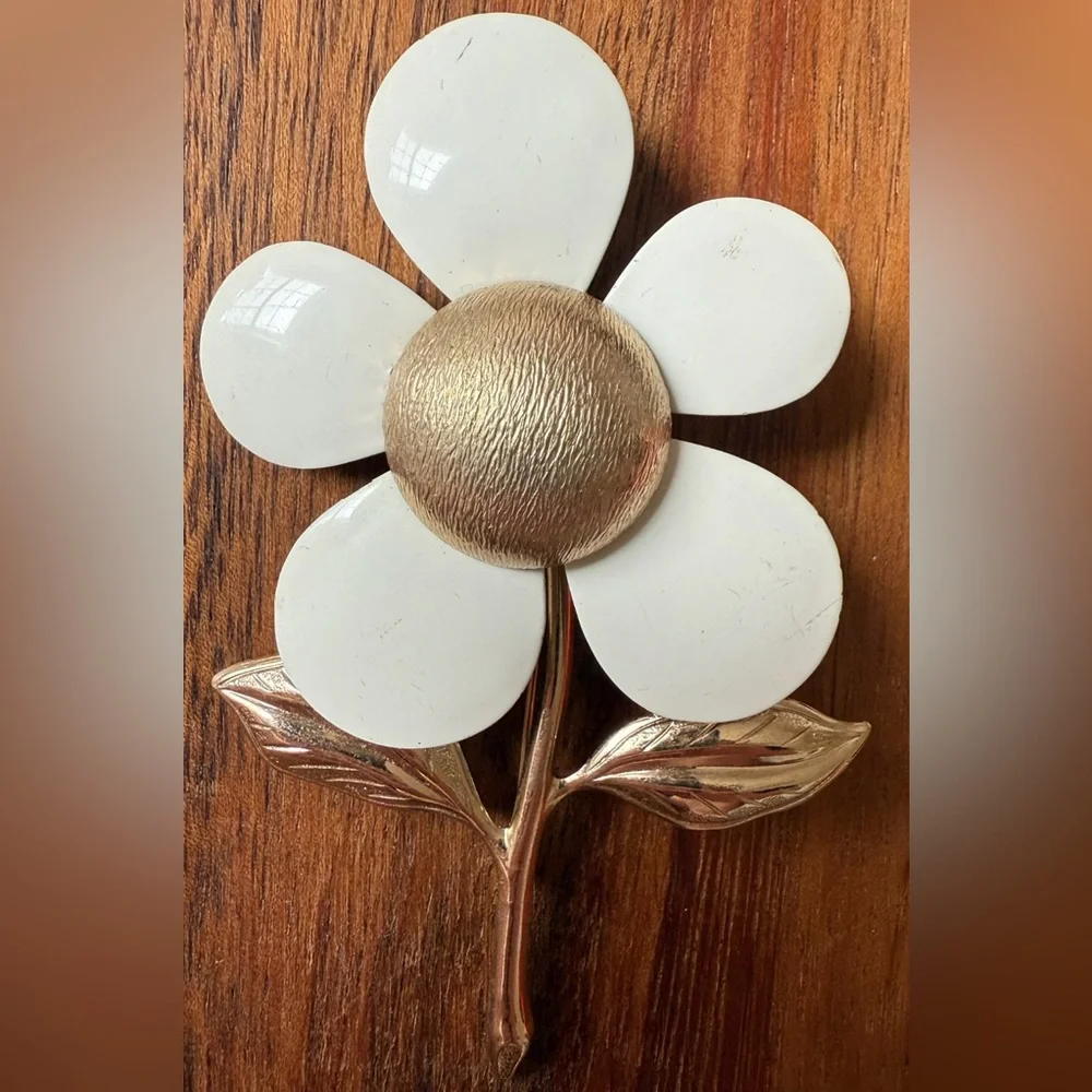 VTG Sarah Coventry White and Gold Tone Flower Brooch Floral Metal Enamel